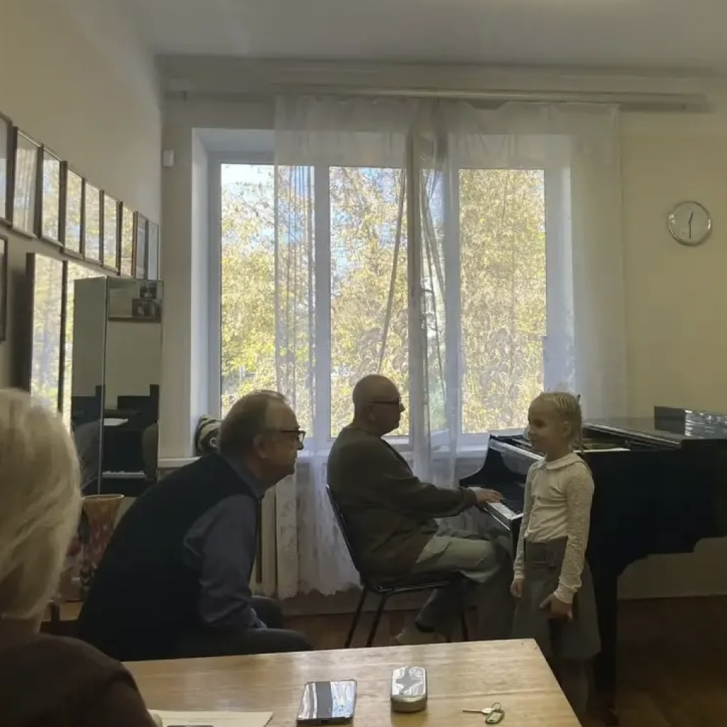 8 октября в нашей школе прошёл открытый урок преподавателя Сергея Николаевича Зайцева на тему «Основные принципы начального образования на вокальном отделении музыкальной школы».