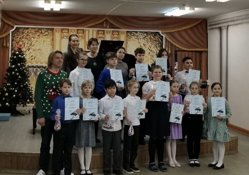 15 декабря в нашей школе прошёл конкурс фортепианного отдела на лучшее исполнение пьесы «Юный музыкант».