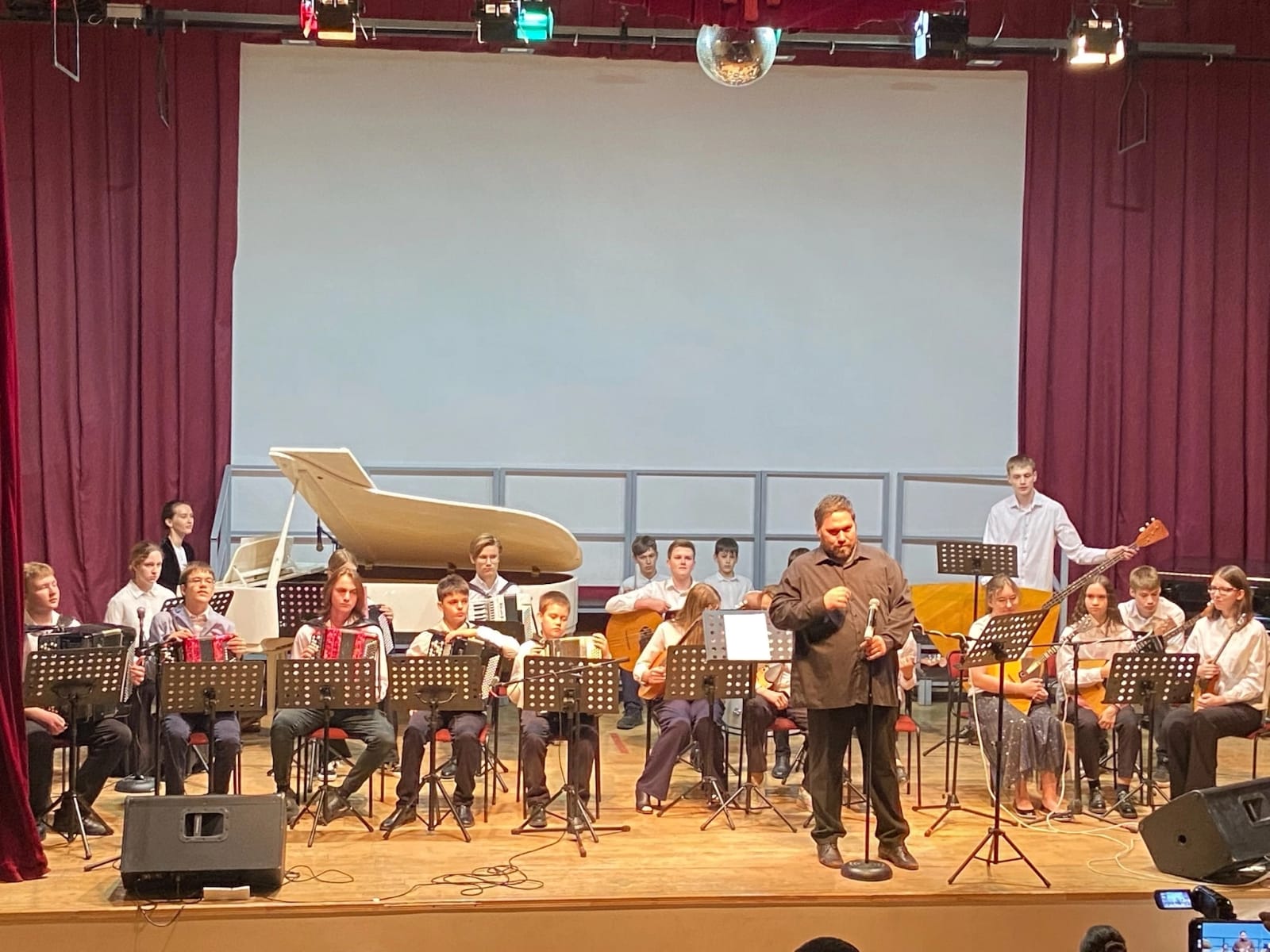 23 мая в нашей музыкальной школе состоялся  отчетный концерт народного отдела.