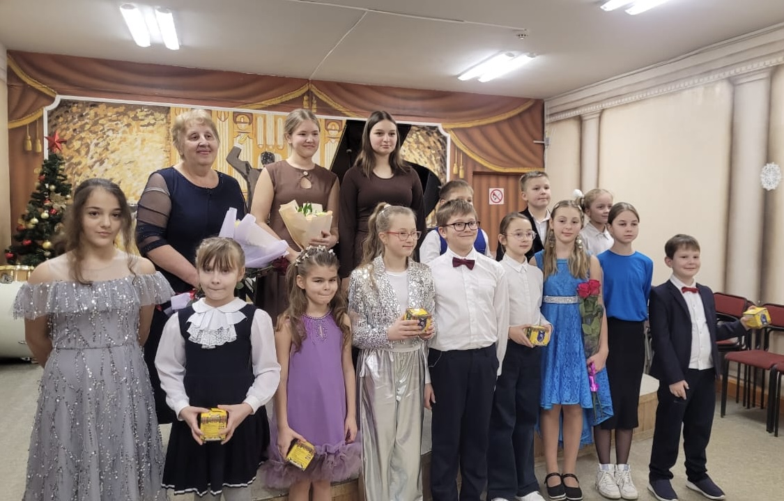 11 декабря в нашей школе прошёл концерт учеников  класса преподавателя Куликовой Т. И.
