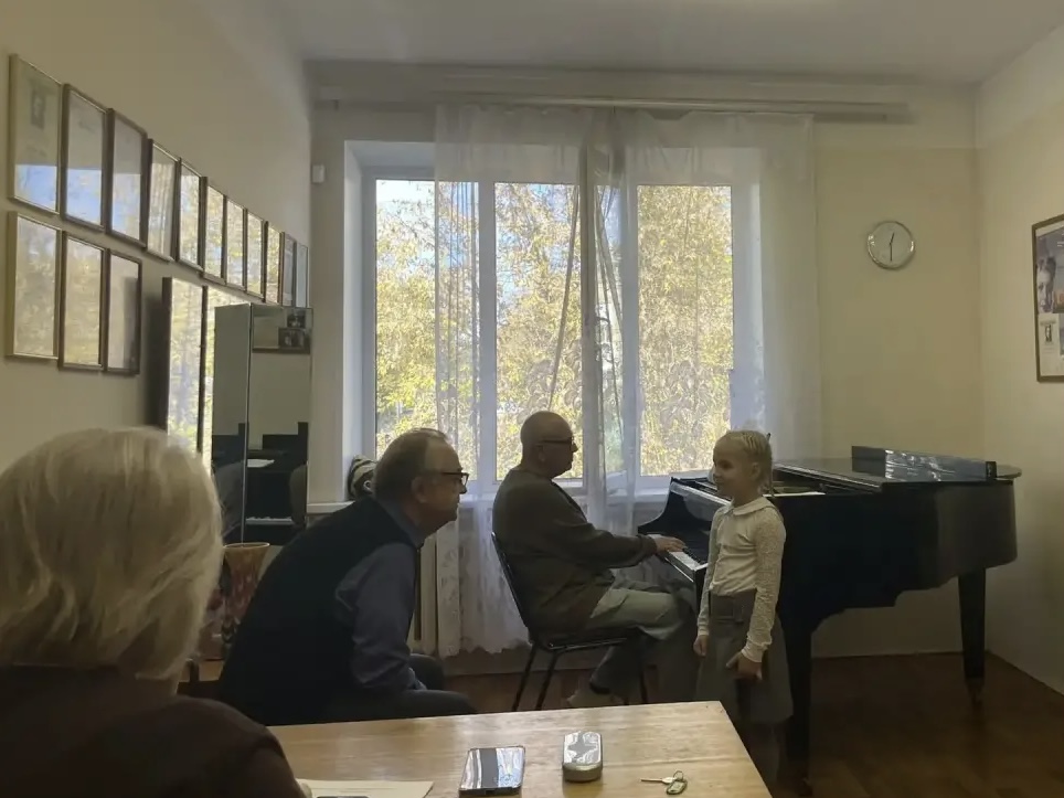 8 октября в нашей школе прошёл открытый урок преподавателя Сергея Николаевича Зайцева на тему «Основные принципы начального образования на вокальном отделении музыкальной школы».